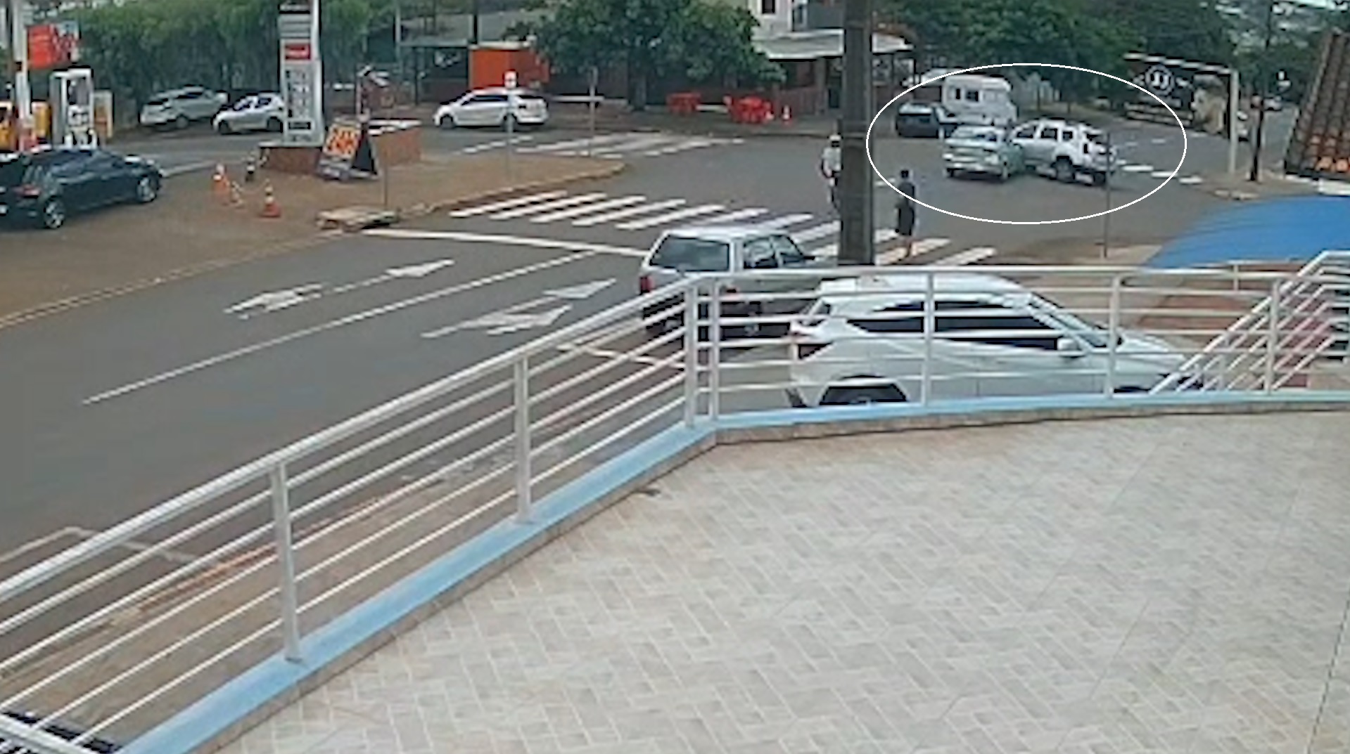 Câmera de segurança flagra acidente entre Duster e Siena no bairro Periolo