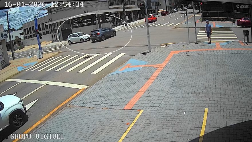 Câmera flagra acidente entre Fiesta e T-Cross no Centro de Cascavel