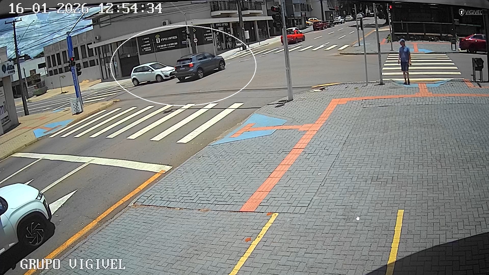Câmera flagra acidente entre Fiesta e T-Cross no Centro de Cascavel