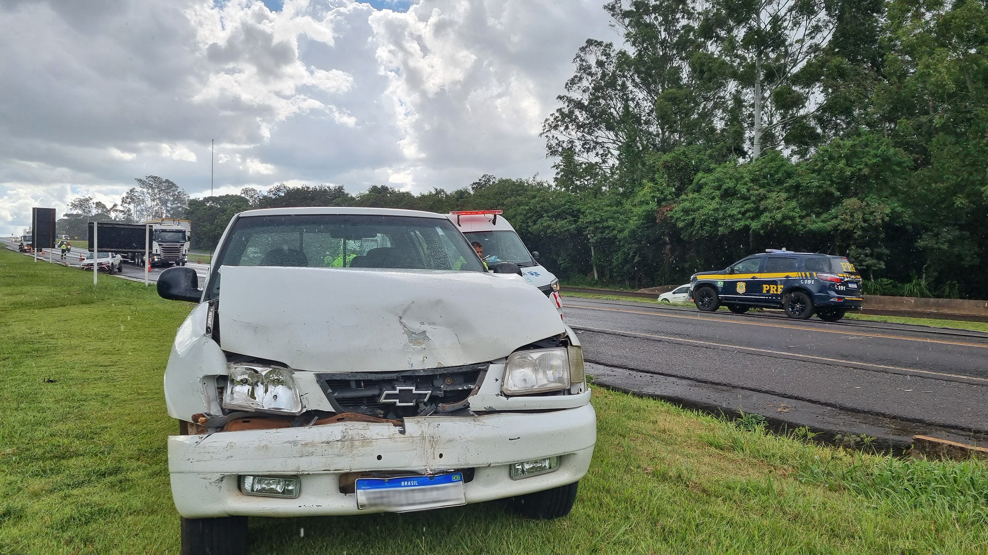S10 e viatura da EPR Iguaçu se envolvem em acidente na BR-277 em Cascavel