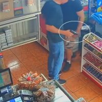 Mercado no bairro Turisparque é alvo de assalto à mão armada em Cascavel Imagem referente a Mercado no bairro Turisparque é alvo de assalto à mão armada em Cascavel