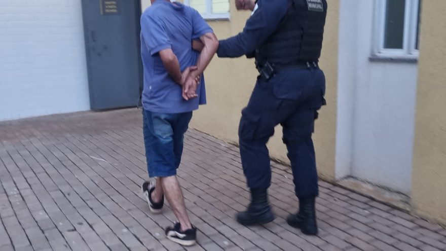 Motociclista é preso por embriaguez ao volante após denúncia de populares na Avenida Brasil