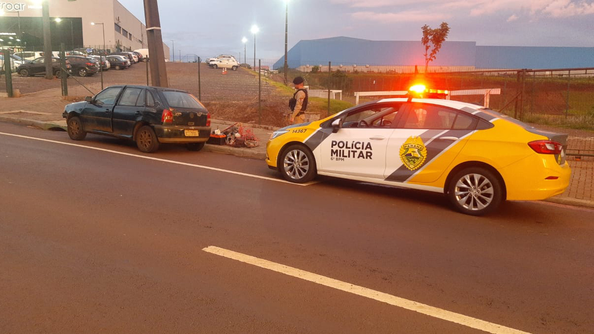 Veículo irregular é apreendido pela PM na Avenida Rocha Pombo