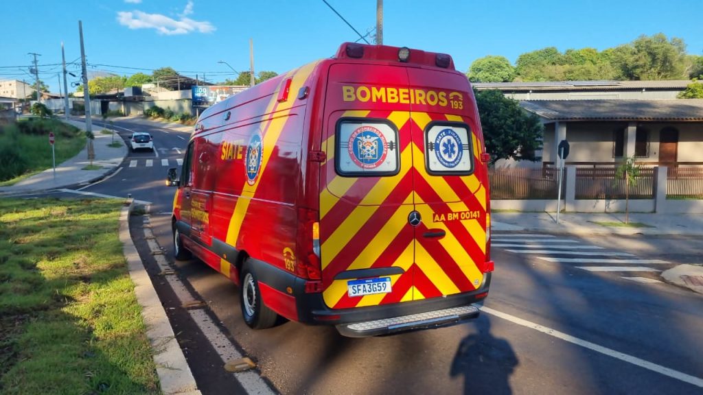 Jovem ferido em acidente de moto é atendido por socorristas no 14 de Novembro