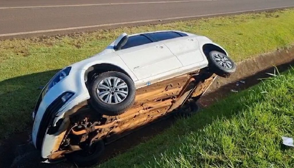 Motorista perde o controle e cai na canaleta da BR-277 em Cascavel