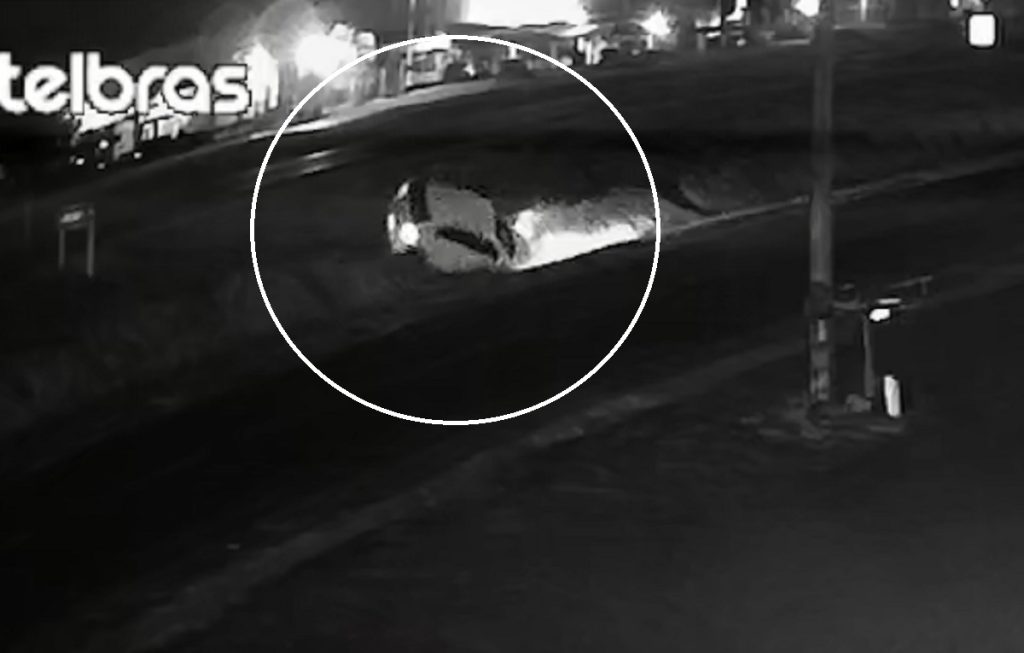 Vídeo mostra Gol rodando na pista e caindo em canaleta da BR-277 em Cascavel