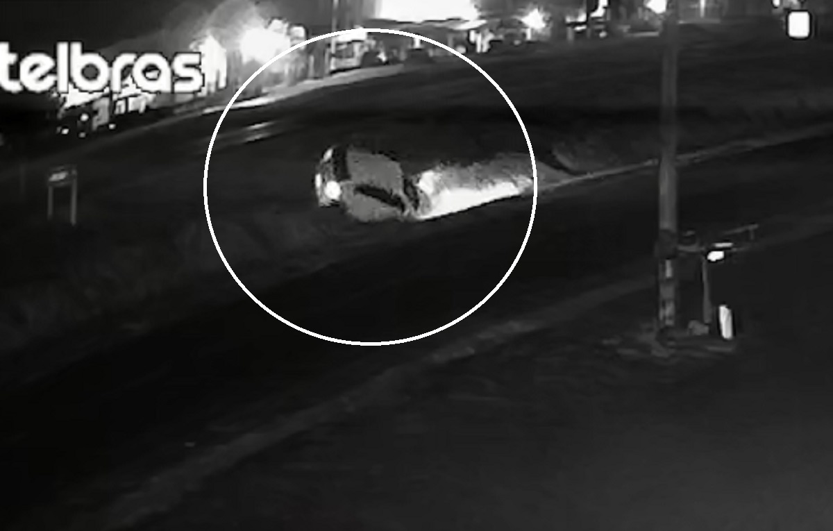Vídeo mostra Gol rodando na pista e caindo em canaleta da BR-277 em Cascavel