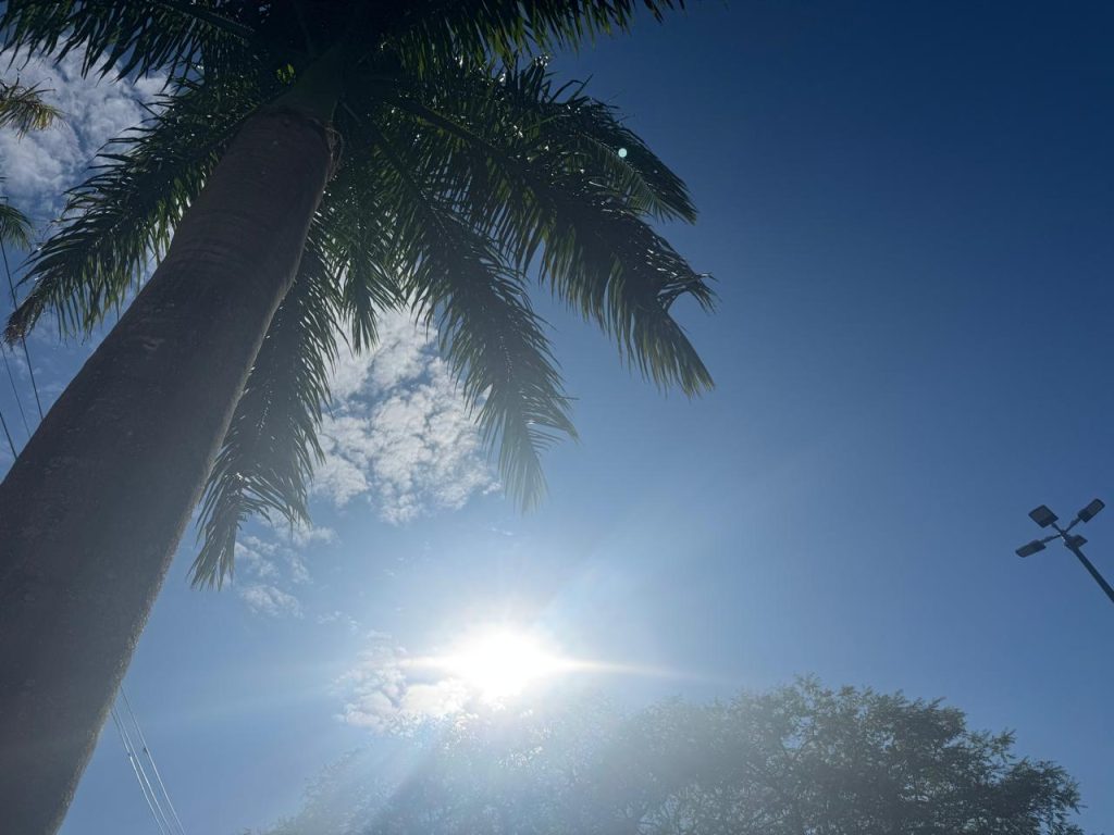 Não se engane com este céu: pancadas fortes de chuva de verão estão previstas para este domingo (18) em Cascavel