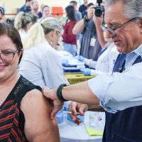 Botucatu inicia vacinação contra dengue com imunizante do Butantan Imagem referente a Botucatu inicia vacinação contra dengue com imunizante do Butantan