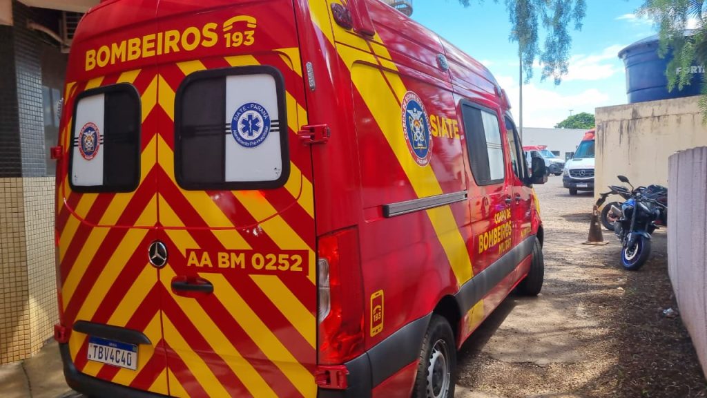 Jovem cai da garupa da moto do namorado e é atendida pelo Siate na Avenida Tancredo Neves