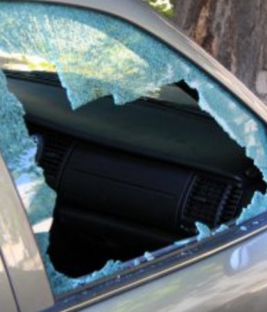 Imagem referente a Carro tem vidro estourado e bolsa com documentos é furtada no Lago Municipal