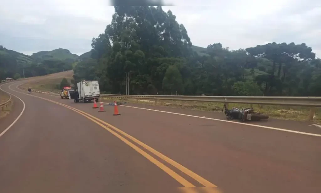 Jovem morre após bater moto contra guard-rail na PR-239, em Pitanga