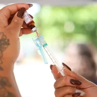 Rio leva vacinação a parques e aeroportos até 12 de fevereiro Imagem referente a Rio leva vacinação a parques e aeroportos até 12 de fevereiro