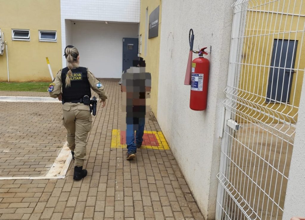 PM de Cascavel prende homem por invadir empresa para furtar cabos e baterias de caminhão