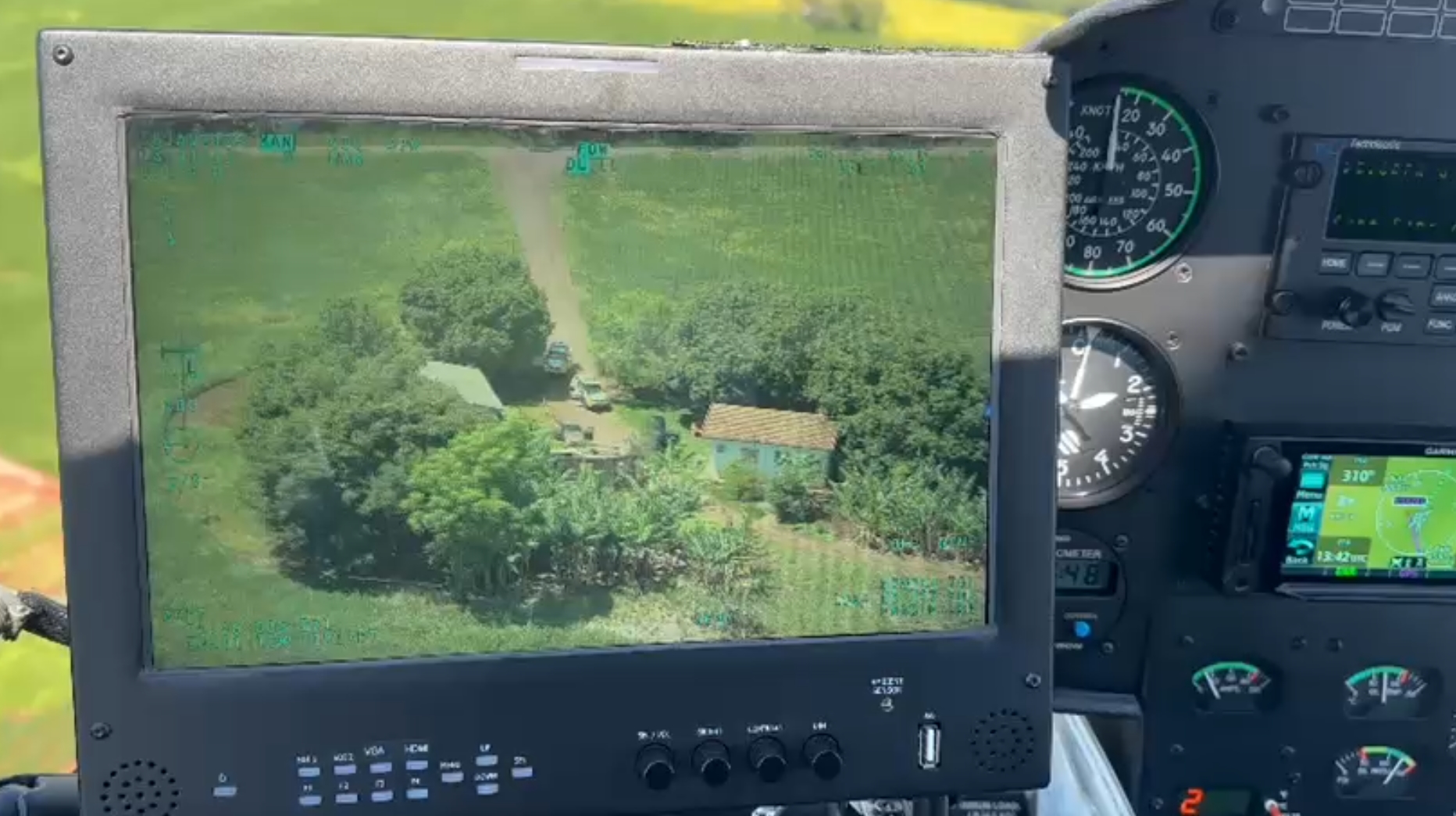 PM divulga imagens aéreas de operação que resultou na prisão de dois homens e apreensão de armas