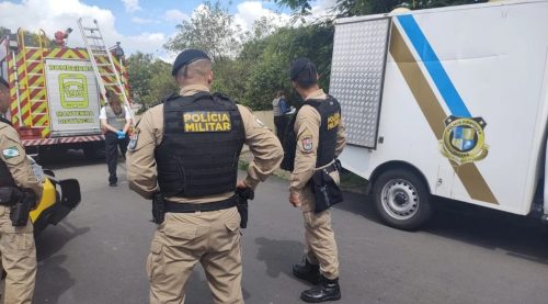 Corpo em avançado estado de decomposição é encontrado boiando em rio Corpo em avançado estado de decomposição é encontrado boiando em rio