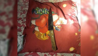 Imagem referente a Idoso esfaqueado por ladrão em casa: Netos encontram avô ensanguentado