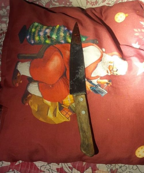 Imagem referente a Idoso esfaqueado por ladrão em casa: Netos encontram avô ensanguentado