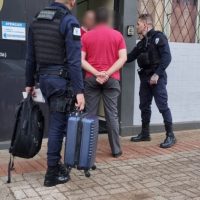 Homem preso com cerca de R$ 4 milhões em contrabando é levado à Polícia Federal Imagem referente a Homem preso com cerca de R$ 4 milhões em contrabando é levado à Polícia Federal