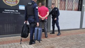 Homem preso com cerca de R$ 4 milhões em contrabando é levado à Polícia Federal