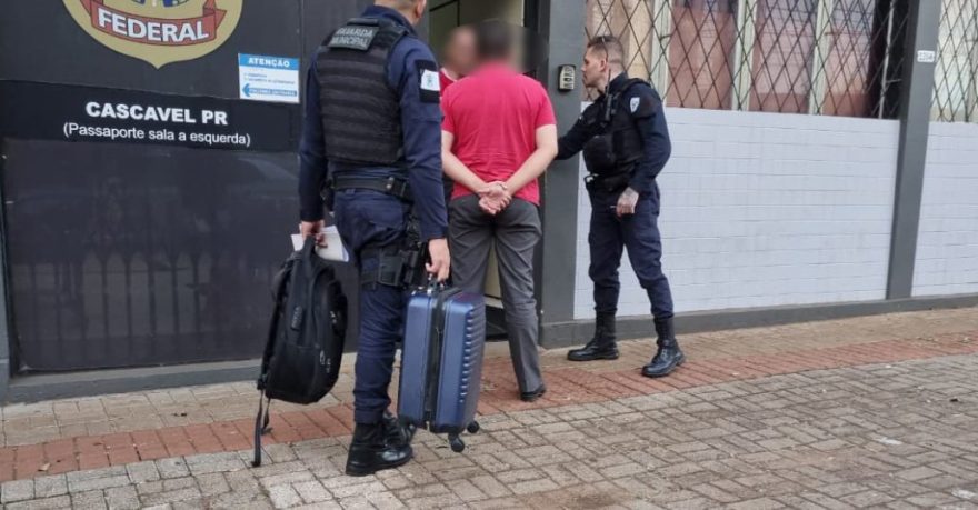 Homem preso com cerca de R$ 4 milhões em contrabando é levado à Polícia Federal