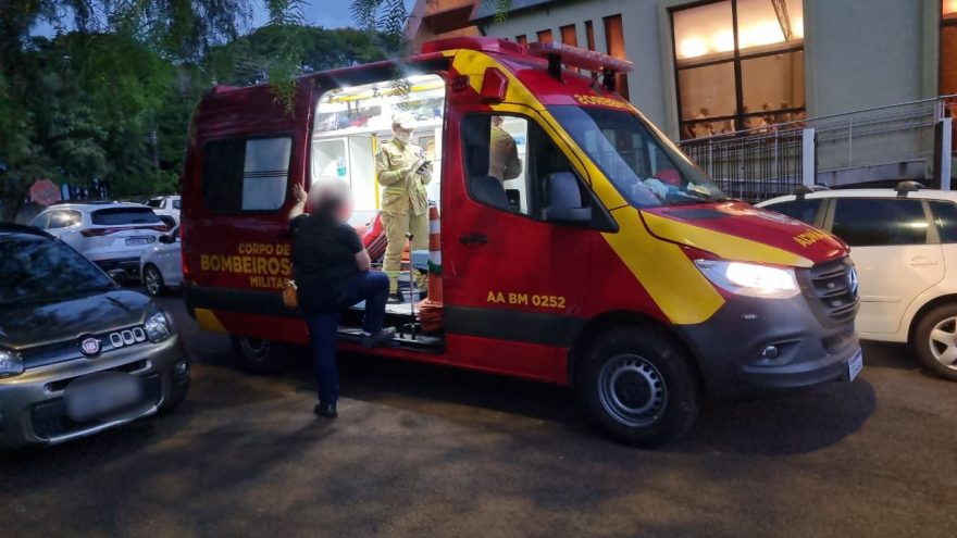 A caminho da missa, idosa sofre queda, fica ferida e é socorrida pelo Siate no Pioneiros Catarinenses