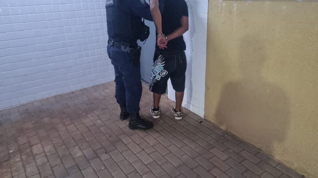 Jovem surta, agride e tenta enforcar idoso de 70 anos no Terminal Leste