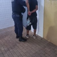 Imagem referente a Jovem surta, agride e tenta enforcar idoso de 70 anos no Terminal Leste