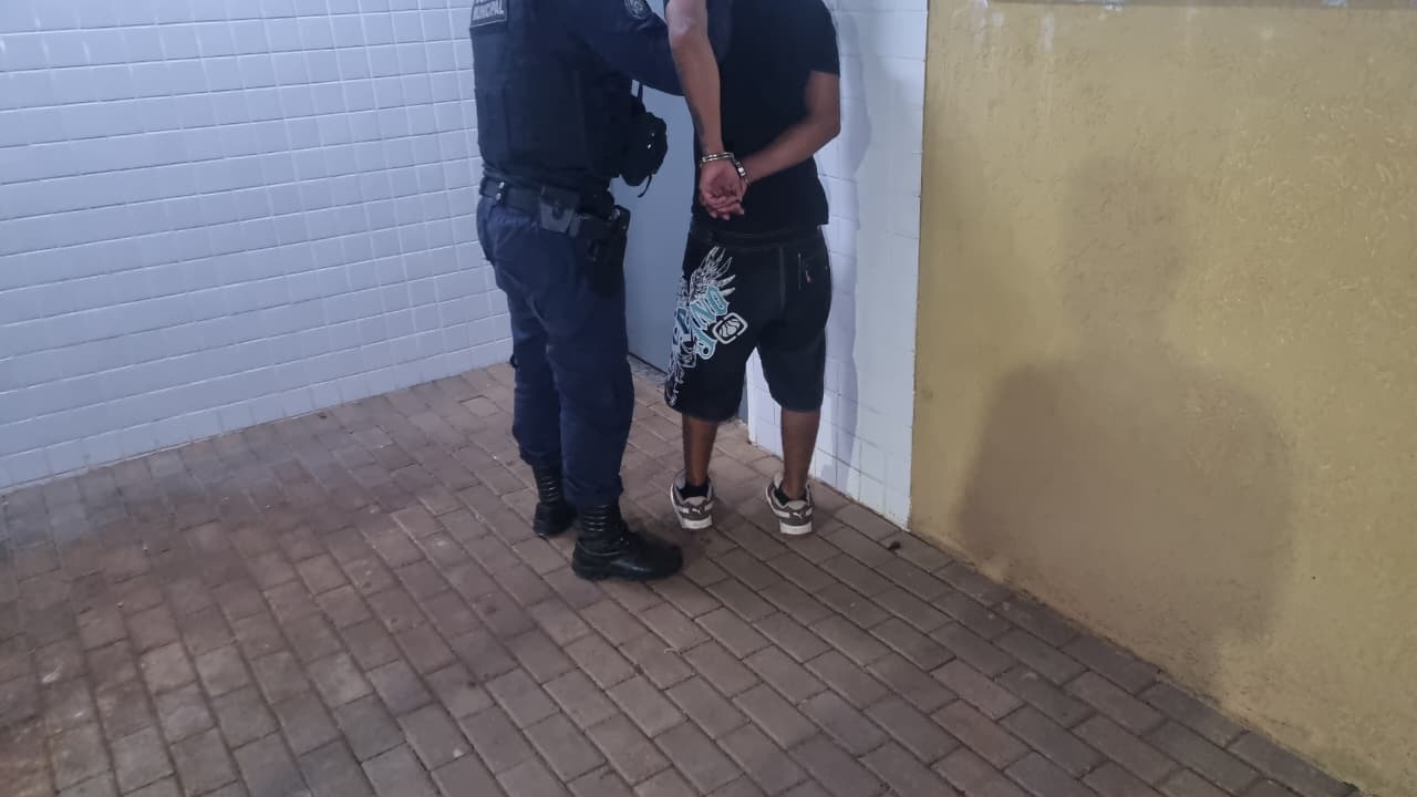 Imagem referente a Jovem surta, agride e tenta enforcar idoso de 70 anos no Terminal Leste