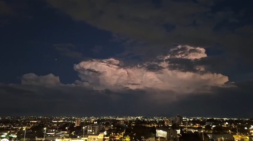 Vídeo mostra chegada do temporal em Antonina; Rajadas de vento ultrapassam 70 km/h no PR