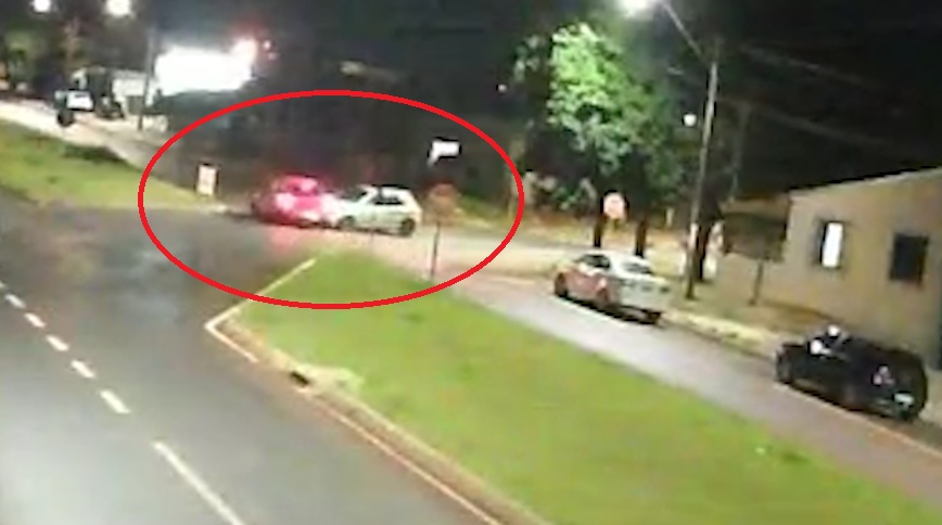 Câmeras flagram batida entre carros no Bairro Brasmadeira