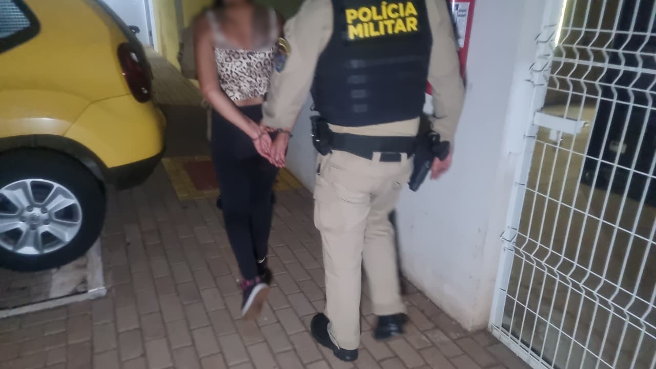 Imagem referente a Mulher é detida após ameaçar a própria mãe com facão no Bairro Maria Luiza