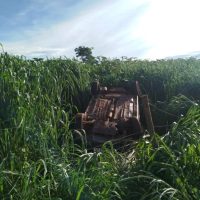 Imagem referente a Carro com quatro pessoas capota na BR-376 entre Jandaia e Cambira