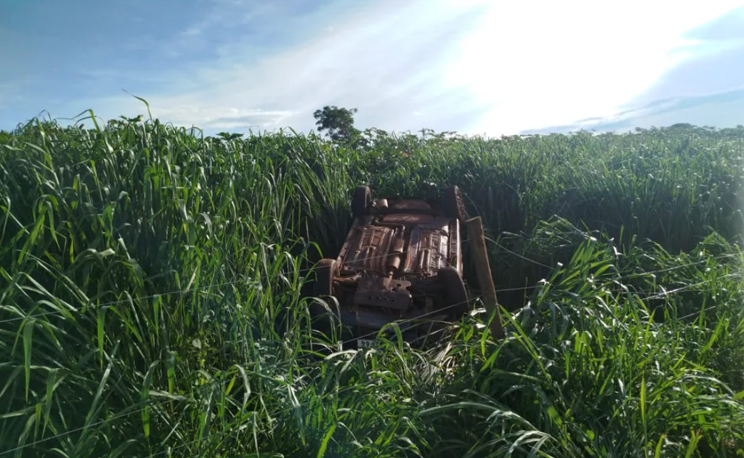 Carro com quatro pessoas capota na BR-376 entre Jandaia e Cambira Carro com quatro pessoas capota na BR-376 entre Jandaia e Cambira