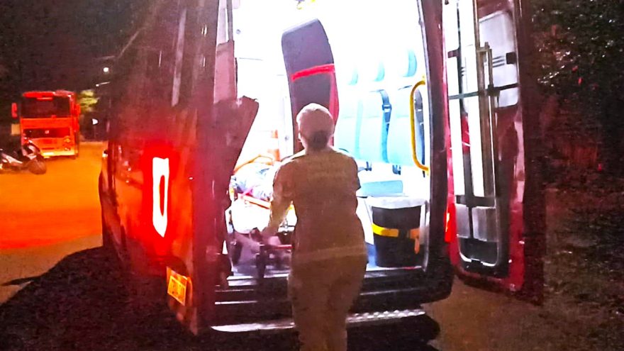 Jovem de 19 anos sofre fraturas após colisão entre moto e carro no Bairro Santa Cruz