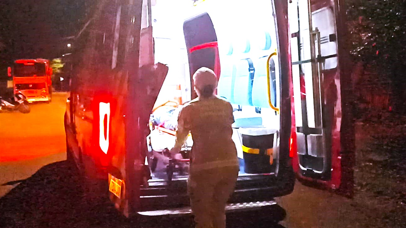 Jovem de 19 anos sofre fraturas após colisão entre moto e carro no Bairro Santa Cruz Jovem de 19 anos sofre fraturas após colisão entre moto e carro no Bairro Santa Cruz