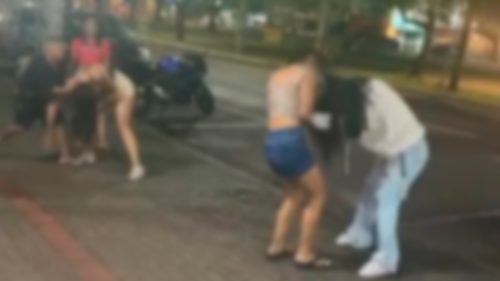 Briga com socos e puxões de cabelo é flagrada na Avenida Brasil, em Cascavel Briga com socos e puxões de cabelo é flagrada na Avenida Brasil, em Cascavel