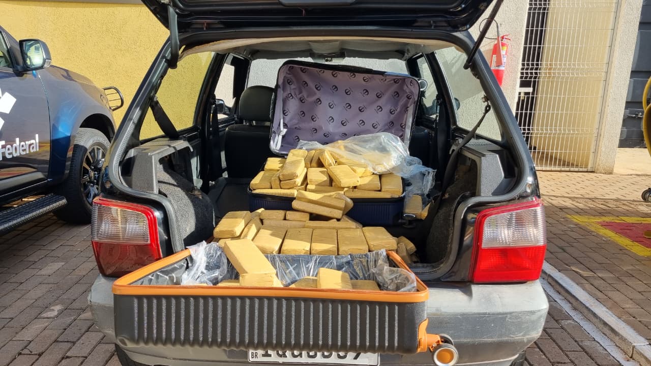 Motorista abandona Uno com malas cheias de maconha na BR-277 Motorista abandona Uno com malas cheias de maconha na BR-277