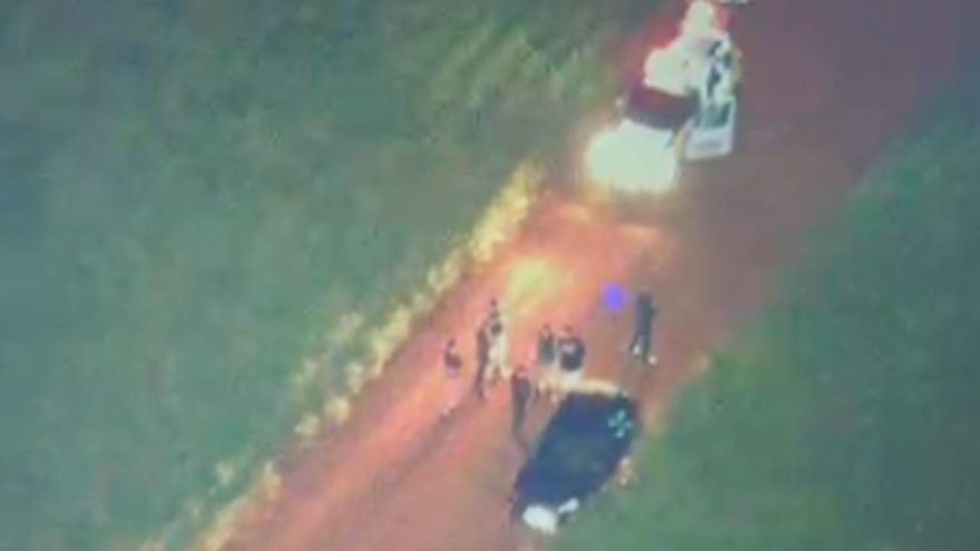 Imagens aéreas mostram o momento da localização do Onix tomado em assalto e prisão dos ladrões pela PM