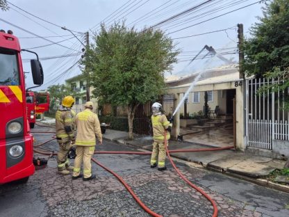 Casa pega fogo e idosa entra em desespero ao acordar Casa pega fogo e idosa entra em desespero ao acordar