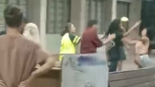 Homem agride mulher no Terminal Leste e é contido por populares em Cascavel Homem agride mulher no Terminal Leste e é contido por populares em Cascavel