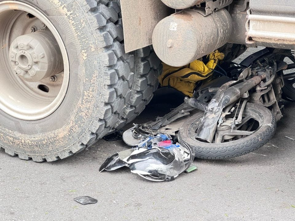 Livramento divino: moto enrosca embaixo de caminhão e piloto sai sem ferimentos Livramento divino: moto enrosca embaixo de caminhão e piloto sai sem ferimentos