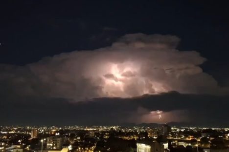 Raios, temporais e ventania: Paraná vive fim de semana de susto e calorão Raios, temporais e ventania: Paraná vive fim de semana de susto e calorão