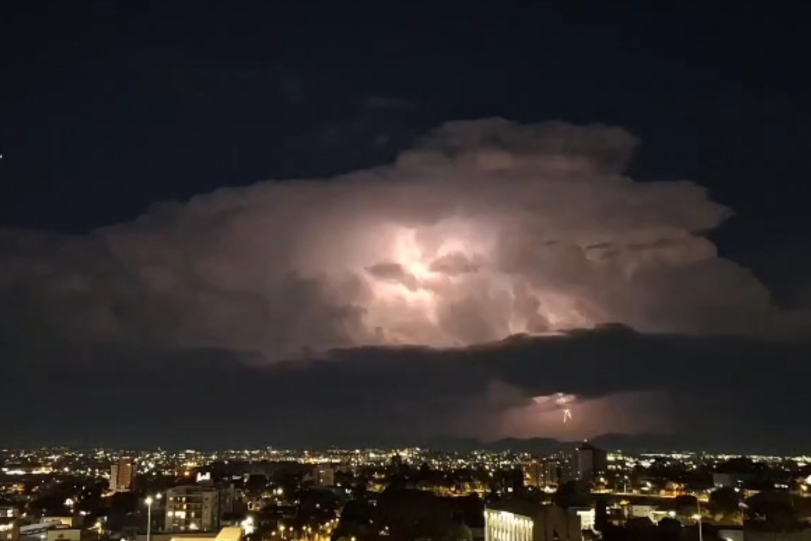 Raios, temporais e ventania: Paraná vive fim de semana de susto e calorão Raios, temporais e ventania: Paraná vive fim de semana de susto e calorão