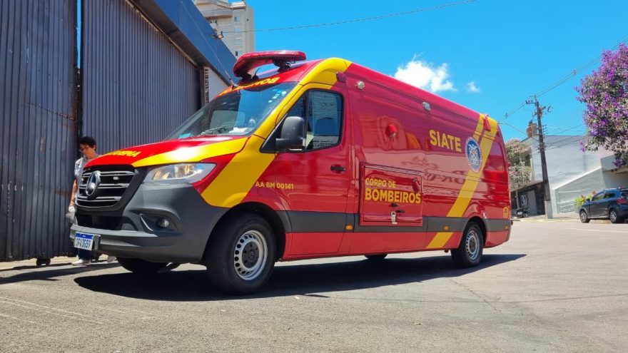 Homem é socorrido pelo Corpo de Bombeiros em empresa no Centro de Cascavel