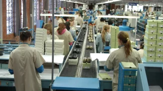 Faturamento da indústria sobe, mas emprego cai pelo terceiro mês