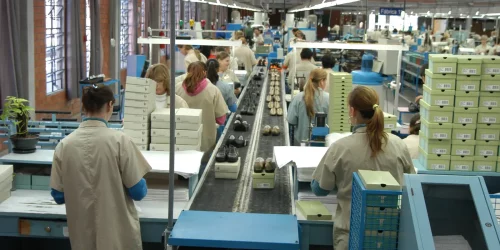 Faturamento da indústria sobe, mas emprego cai pelo terceiro mês Faturamento da indústria sobe, mas emprego cai pelo terceiro mês