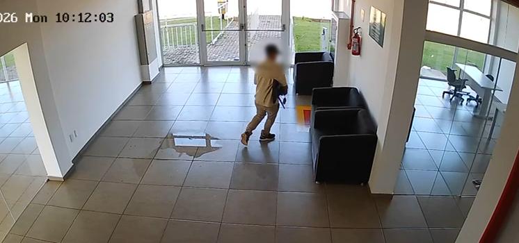 Câmera flagra furto de notebook em centro de treinamento de Cascavel