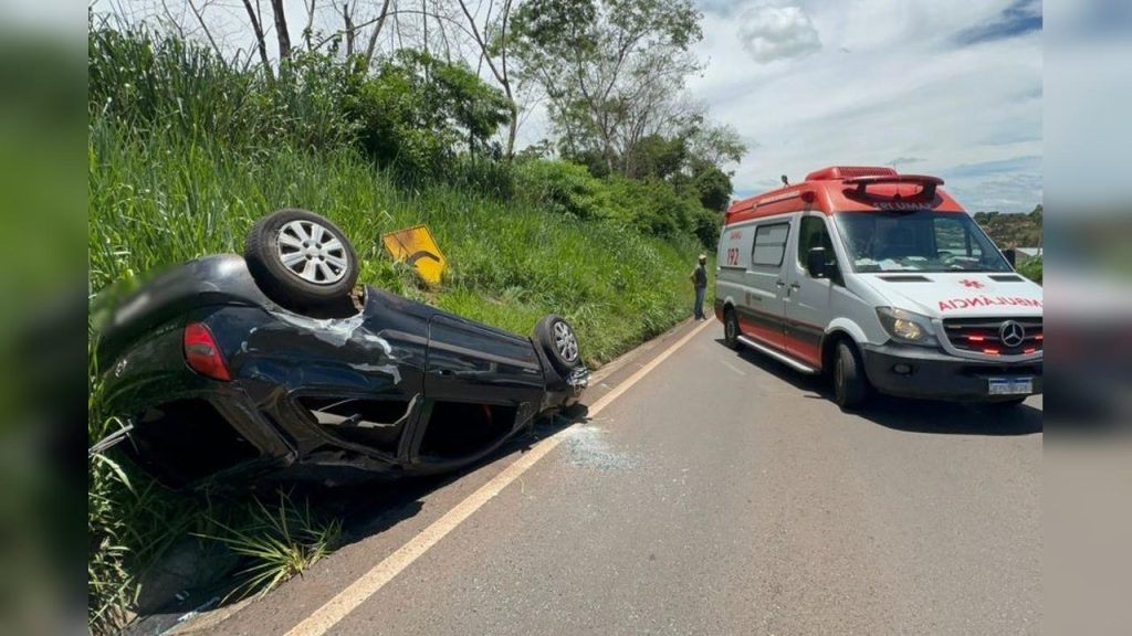 Celta capota na PR-323 após colisão com caminhão e motorista pode fica paraplégico