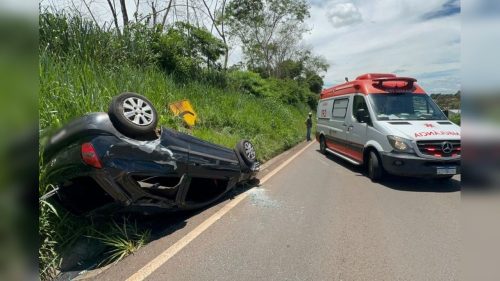 Celta capota na PR-323 após colisão com caminhão e motorista pode fica paraplégico Celta capota na PR-323 após colisão com caminhão e motorista pode fica paraplégico